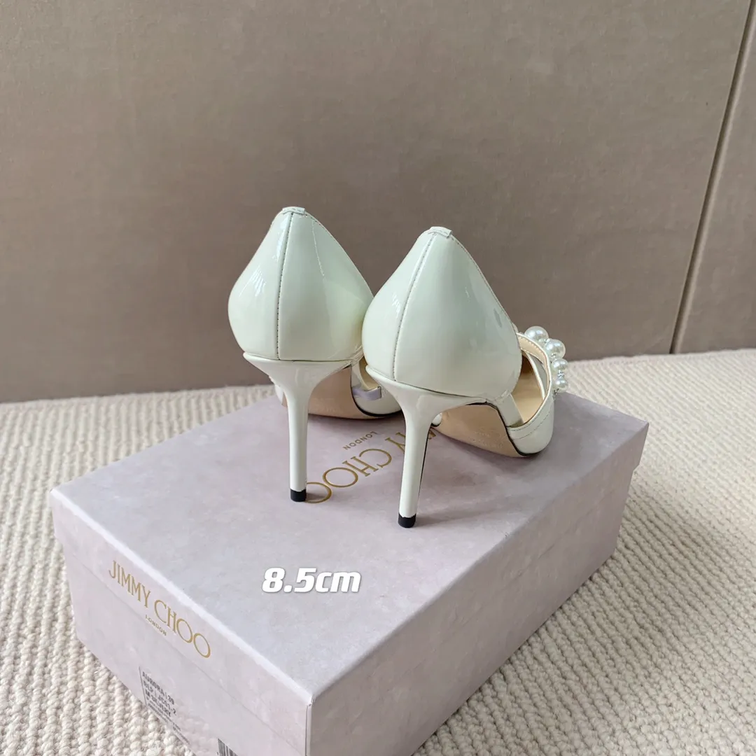 👟👟 Women's Shoes Women's Clothing 👟👟Ex-factory price 520👟👟 Women's Shoes Women's Clothing JIMMYCHOO AURELI series high heels!  Original cover last, counter quality, exquisite and eye-catching shoe shape, pointed toe with stiletto heel. Shiny 👟👟 single arch strap embellished with white pearls attached to the instep, versatile fashion matching skills. ▪️cow patent leather ▪️pearl crystal decoration ▪️hollow shoe body ▪️arch strap ▪heel height 6.5cm 8.5cm ▪️Italian leather outsole
